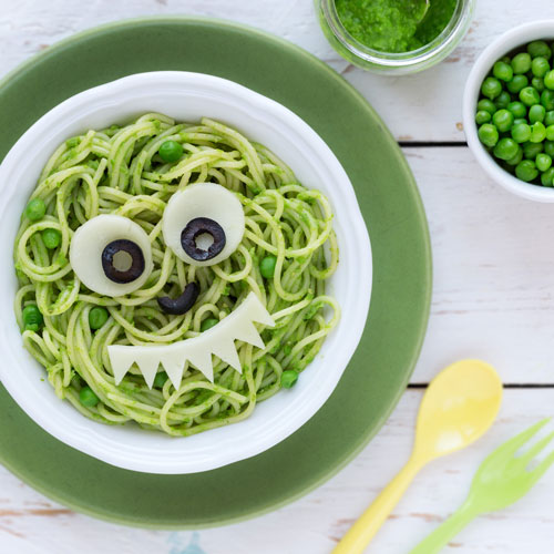 Spaghetti mit Erbsen und einem lustigen kindgerechtem Gesicht aus Gemüse