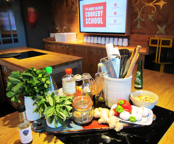 Frische Zutaten auf einem Küchentresen der Jamie Oliver Cookery School