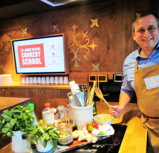 Jürgen Reibrich mit Zutaten für die Kochschule bei Jamie Oliver
