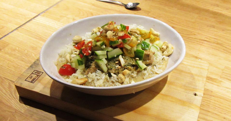 Reis mit Gemüse und Cashewnüssen in einem tiefen Teller