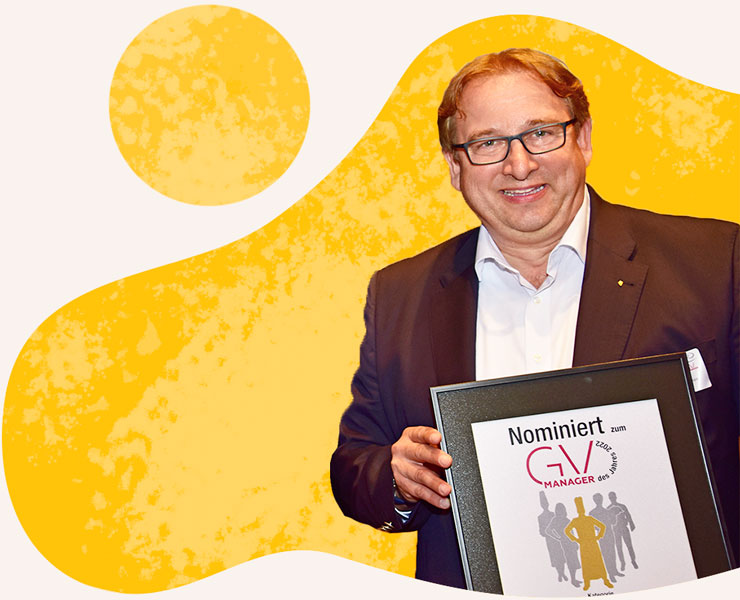 Jürgen Reibrich mit seiner Auszeichnung zum GV-Manager des Jahres.