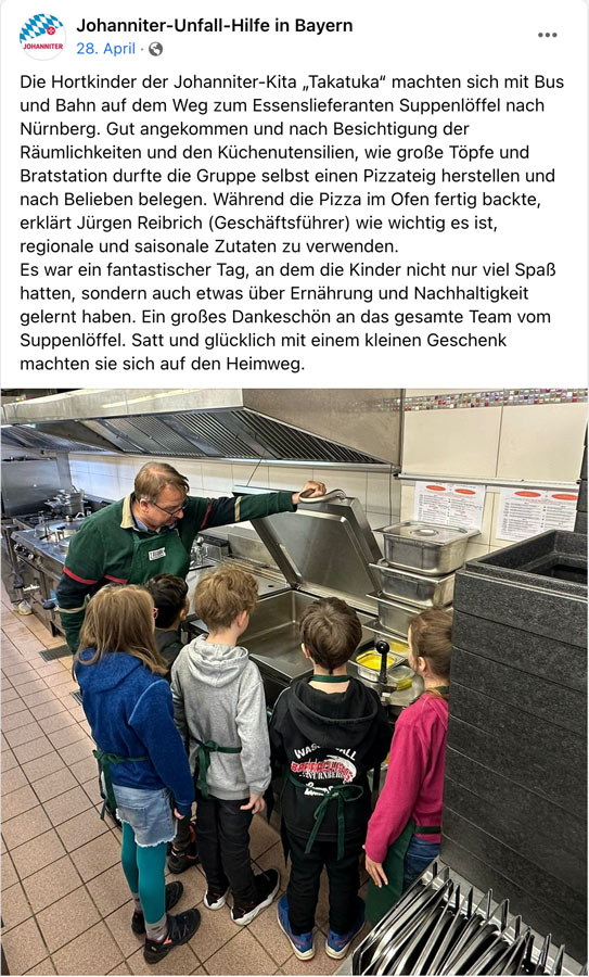 Jürgen Reibrich zeigt Kindern seine Küche